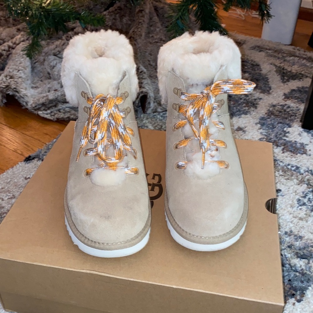 Ugg Mini Alpine Lace boot